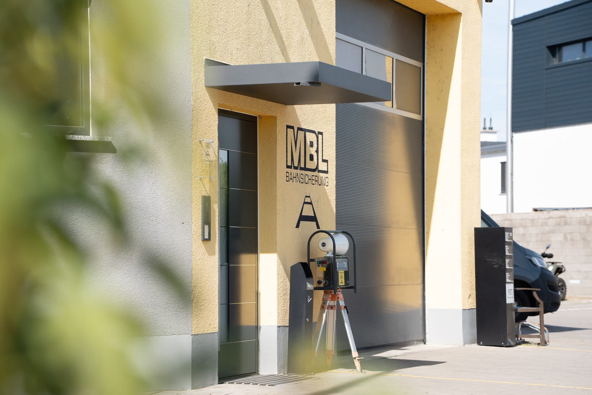 Eingang der MBL Bahnsicherung GmbH in Osthofen