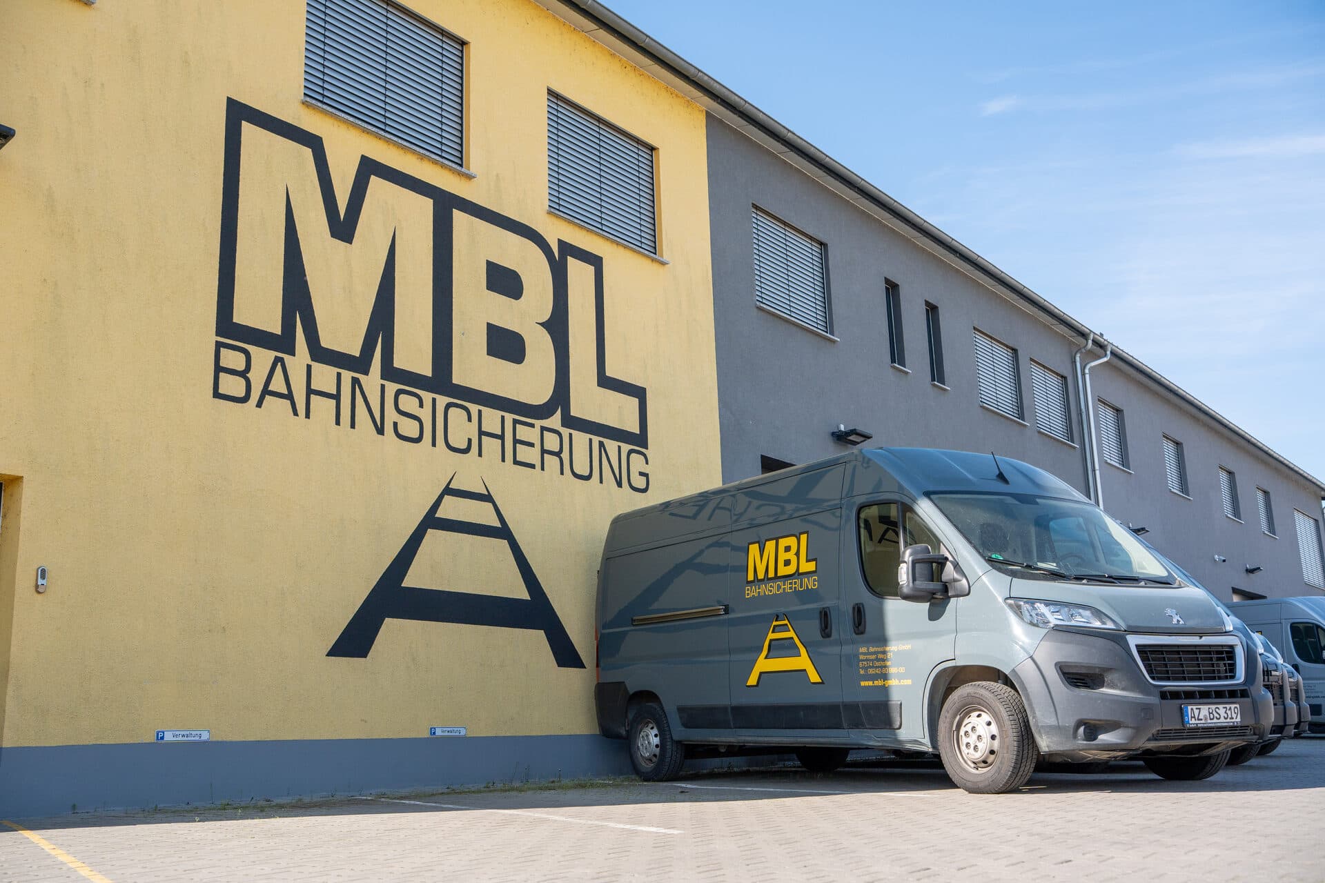 Firmensitz der MBL Bahnsicherung GmbH in Osthofen mit großem MBL-Logo an der Fassade