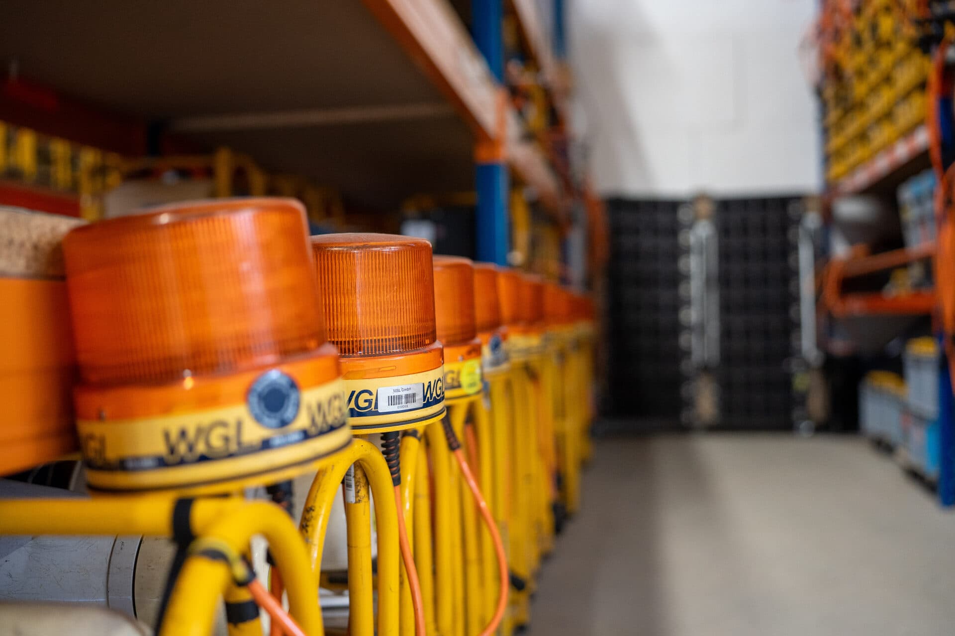 Reihe orange Warnleuchten WGL im MBL-Lager